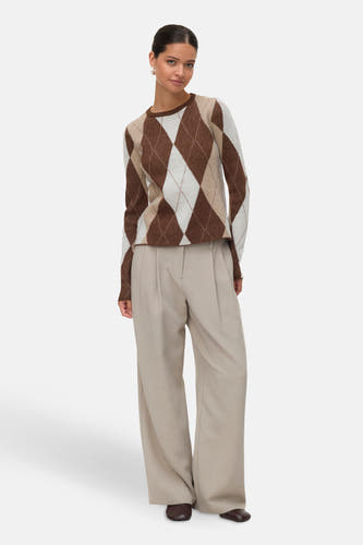 Pull marron avec col rond de VERO MODA®, en motif à carreaux, associé à un pantalon beige et des chaussures marron foncé.