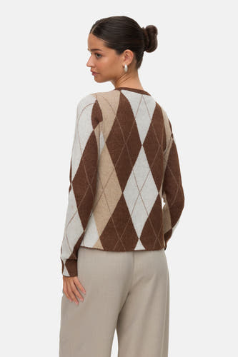 Pull marron avec col rond de VERO MODA, à carreaux et associé à un pantalon beige.