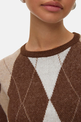 Pull marron avec col rond de VERO MODA® à motif à carreaux et détails légers, gros plan.