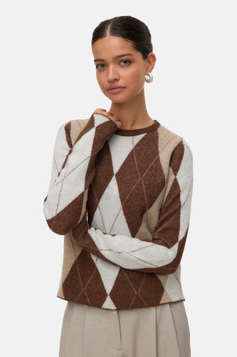 Pull marron avec col rond de VERO MODA, dans un motif à carreaux d'argyle en tons marron, beige et crème.