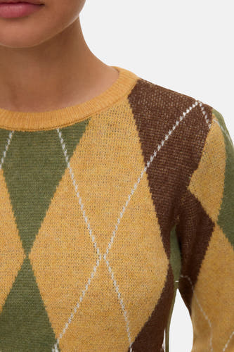 Sweater VERO MODA avec col rond en motif argyle rayé en brun, jaune et vert.