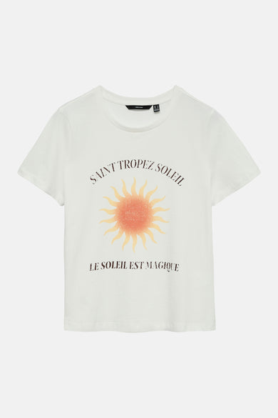 T-shirt blanc de Vero Moda, avec un imprimé d'un soleil et le texte "Saint Tropez Soleil".