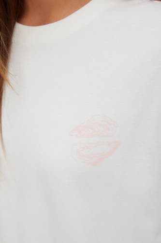 Wit T-shirt van VERO MODA® met een lichtroze gestileerde oesterprint op de borst.