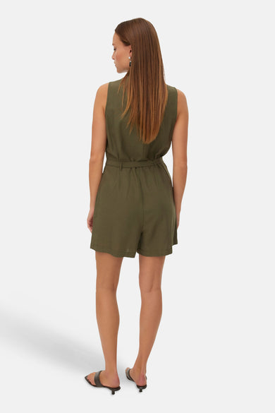 Combishort vert de VERO MODA, avec jambes courtes et une ceinture à la taille.
