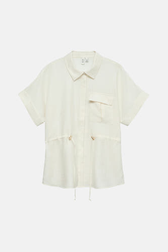 Chemise écru à manches courtes de VERO MODA®, avec une poche poitrine et un cordon de serrage à la taille.