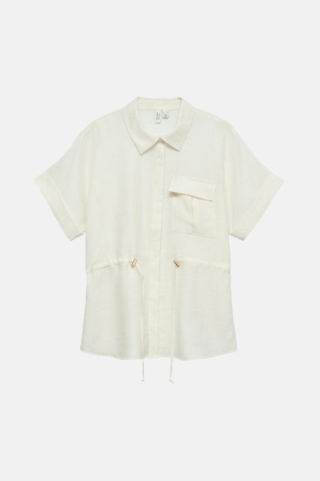 Chemise écru à manches courtes de VERO MODA®, avec une poche poitrine et un cordon de serrage à la taille.