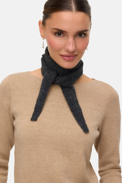 Grijze zomersjaal van VERO MODA, gedragen om de hals als accessoire, gecombineerd met een beige trui en zilveren oorbellen.