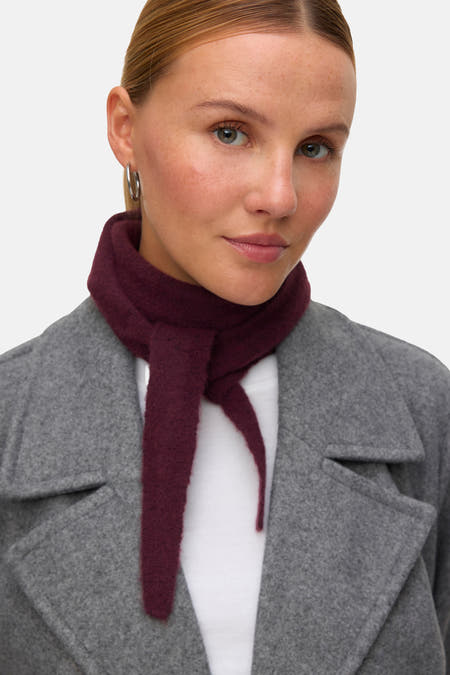 Bordeaux zomersjaal van VERO MODA, gedragen met een grijze jas en wit shirt.