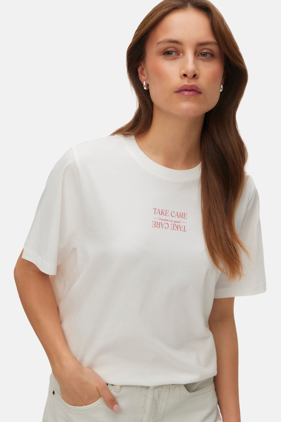 Vrouw met wit T-shirt met rode tekst.