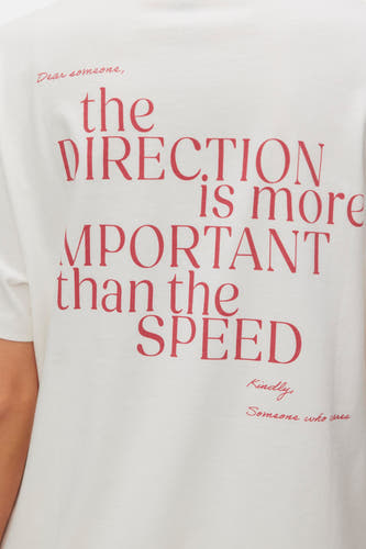 Wit T-shirt met korte mouwen van VERO MODA®, met rode tekstprint en een casual pasvorm.
