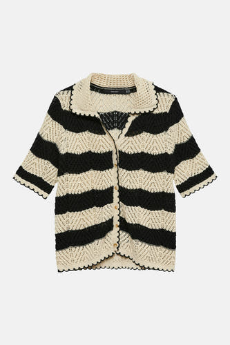 Gilet en tricot noir et beige de VERO MODA avec manches courtes, rayures chevron horizontales, col châle, boutons et bords festonnés.