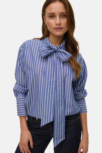 Blauw gestreept overhemd met lange mouwen van VERO MODA®, met strik detail en jeans.
