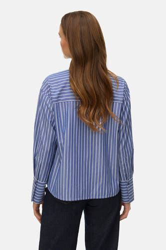 Blauw gestreept overhemd met lange mouwen van VERO MODA®, gezien van achteren.