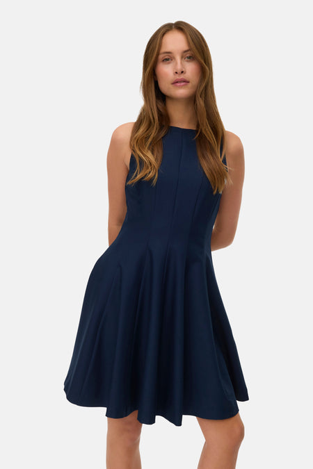 Robe bleue sans manches de Vero Moda avec une jupe évasée et une couleur unie.