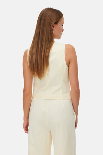 Gele gilet van VERO MODA, rugzijde met subtiele strepen gecombineerd met bijpassende broek.
