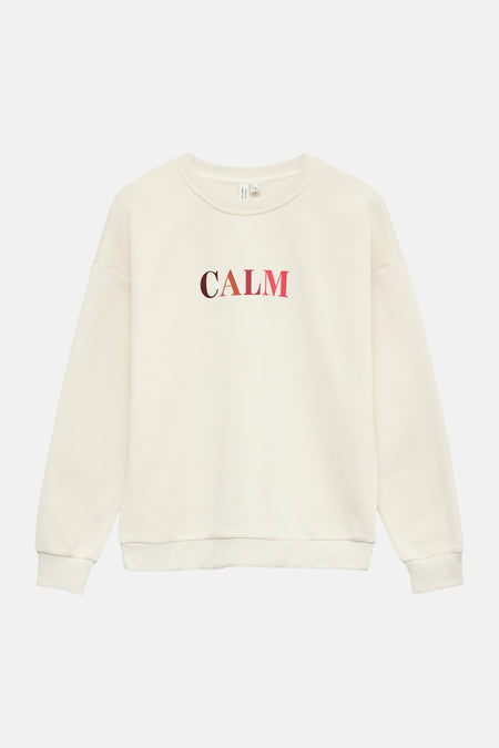 Ecru sweater met ronde hals van Vero Moda, met de tekst "CALM" in bruine en roze tinten.