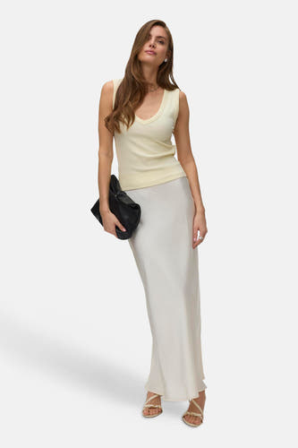 Lichtgele mouwloze top met V-hals van VERO MODA®, strakke pasvorm, gedragen met lichte rok en sandalen, front view