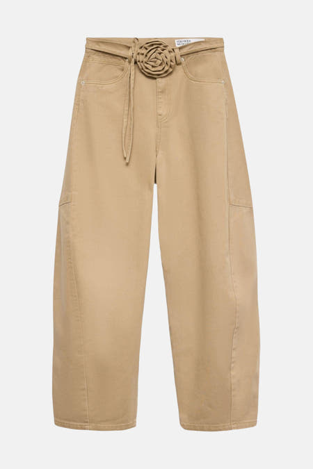 Bruine gekleurde jeans van Vero Moda, met een stoffen riem en een decoratieve bloem.