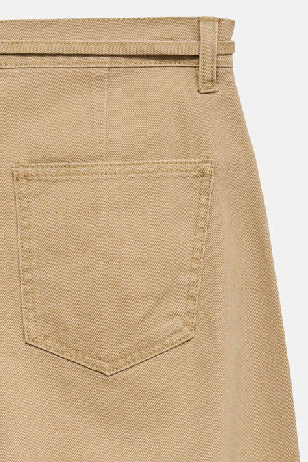 Bruine gekleurde jeans van VERO MODA, met een achterzak en riemlus, in close-up.
