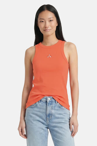 Oranje ribbel tanktop van VERO MODA® met klein driehoekig detail, geknoopt voor, gedragen met lichtblauwe jeans