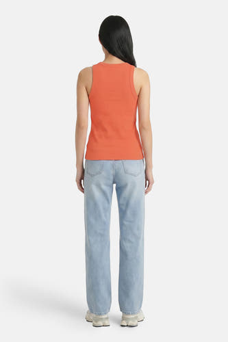 Oranje ribbel tanktop van VERO MODA®, achterzijde, met ronde hals en strakke pasvorm, gedragen met lichtblauwe jeans en witte sneakers.