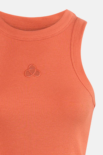 Oranje ribbel t-shirt van VERO MODA® met klein geborduurd logo op borst, close-up van bovenkant