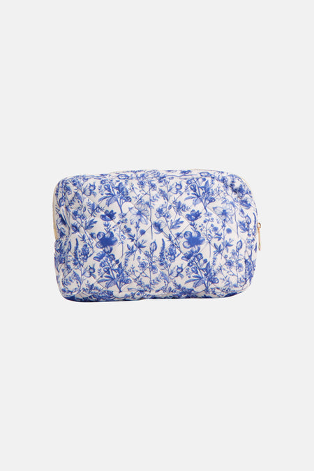 Blauwe toilettas van Vero Moda, met bloemenmotief en gouden ritssluiting.
