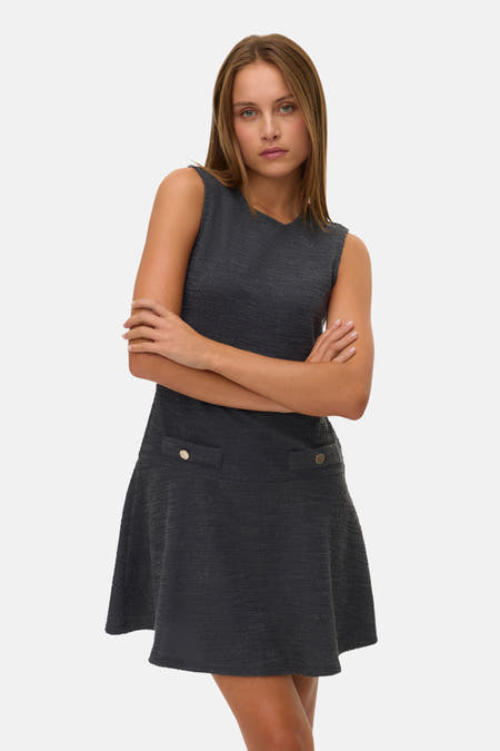 Grijs kleedje zonder mouwen van VERO MODA, met twee sierknoopjes en een A-lijn rok.
