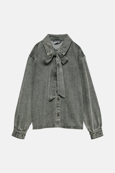 Grijs jeanshemd van Vero Moda, met lange mouwen, knoopsluiting en strikband.
