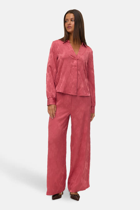 Roze hemd met lange mouwen van VERO MODA, met een subtiel bloemmotief en een relaxte pasvorm.