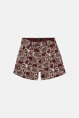 Short marron de VERO MODA® avec motifs floraux et feuillages brodés de couleur crème.