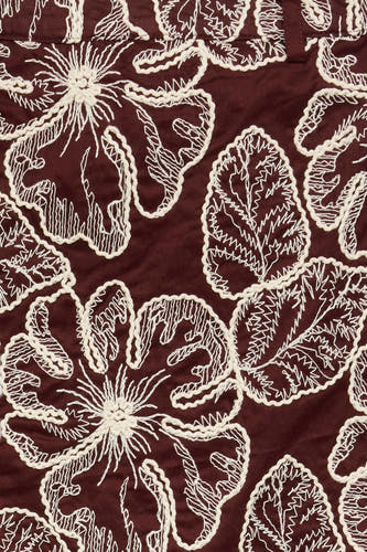 Bruine short van VERO MODA® met crèmekleurige, geborduurde bloemen- en bladmotieven.