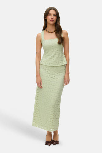 Groene mouwloze blouse van VERO MODA® van kant met bloemenpatroon en peplumzoom, gecombineerd met een bijpassende maxi-rok.
