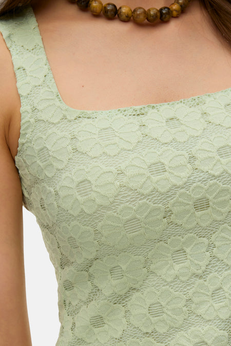 Groene mouwloze blouse van VERO MODA met kanten patroon en vierkante hals.