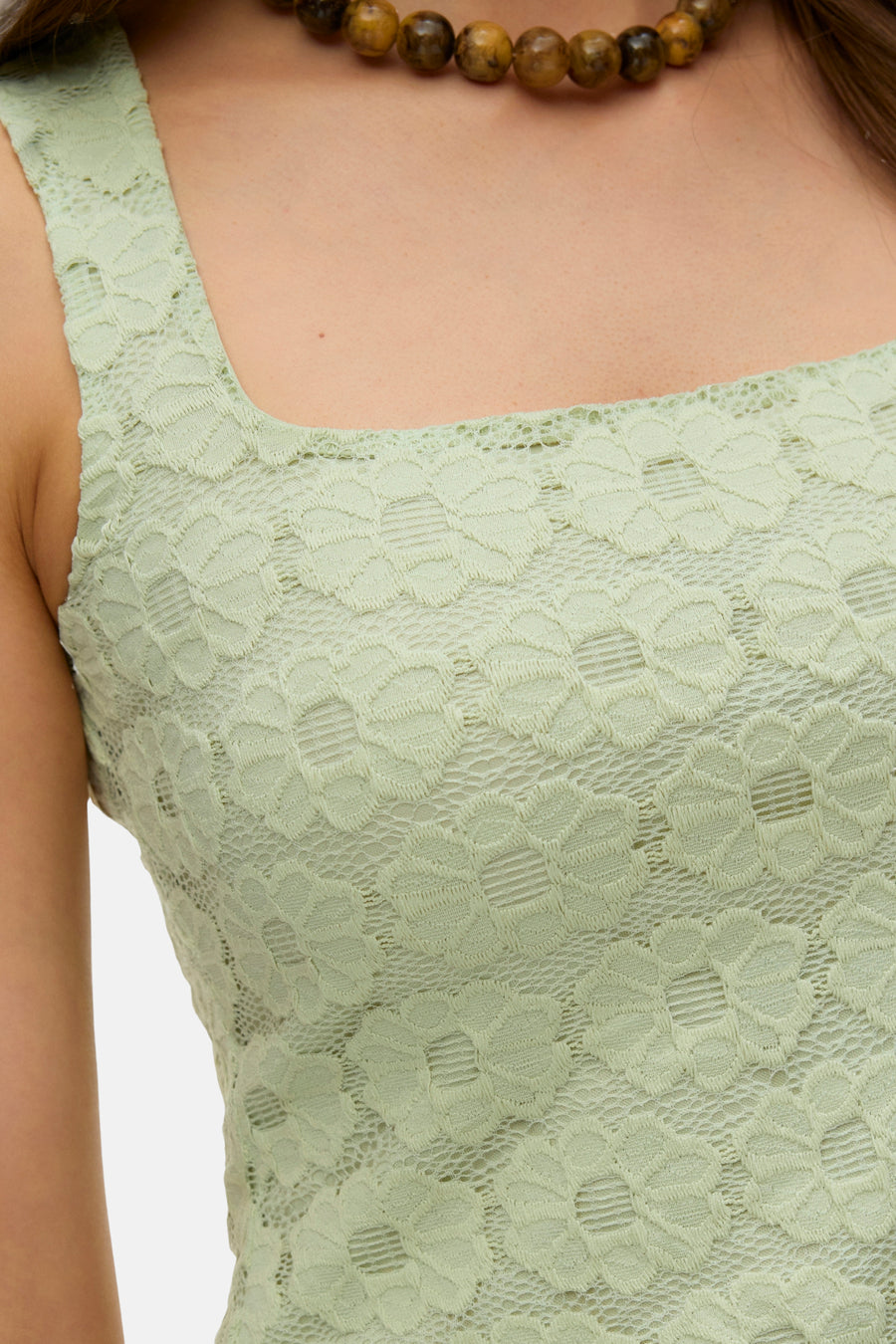 Chemisier vert sans manches de VERO MODA avec motif en dentelle et encolure carrée.