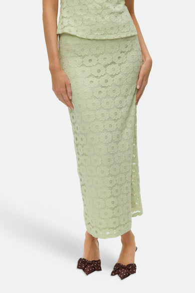 Groene lange kanten rok van VERO MODA met bloemenpatroon, gedragen met bijpassende top en bruine polka dot muiltjes.