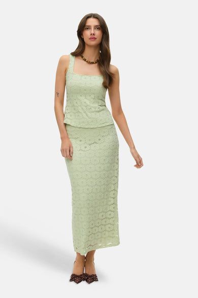 Groene lange kanten rok van VERO MODA® met bloemenpatroon, tot de enkels reikend en gecombineerd met bijpassende top.