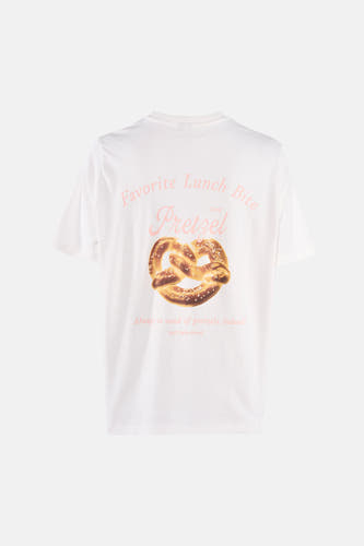 Witte korte mouwen T-shirt van VERO MODA® met pretzel print en roze tekst op de rug, casual stijl, achterkant weergegeven