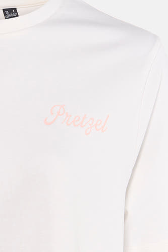 Witte korte mouwen t-shirt van VERO MODA® met roze 'Pretzel' print, close-up voorzijde