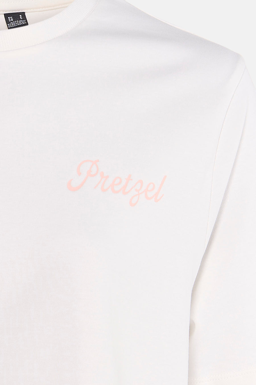 Witte korte mouwen t-shirt van VERO MODA® met roze 'Pretzel' print, close-up voorzijde