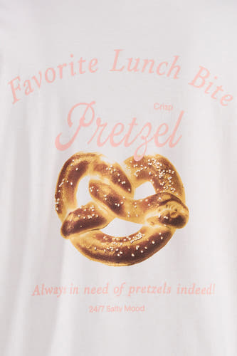 Witte T-shirt met pretzelprint en roze tekst, van VERO MODA®, close-up voorzijde