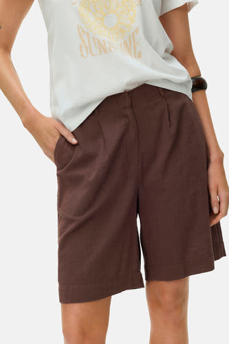 Bruine korte broek van VERO MODA® met zakken en gerimpelde stof, gedragen met wit T-shirt en zonneschijnprint, front view