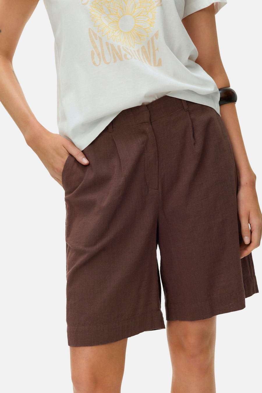 Bruine korte broek van VERO MODA® met zakken en gerimpelde stof, gedragen met wit T-shirt en zonneschijnprint, front view