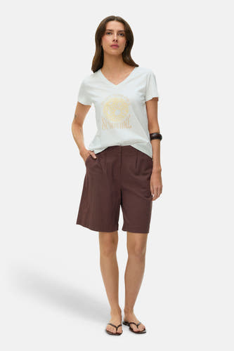 Bruine korte broek van VERO MODA® met zakken, lichte stof, model draagt wit T-shirt en sandalen, front view