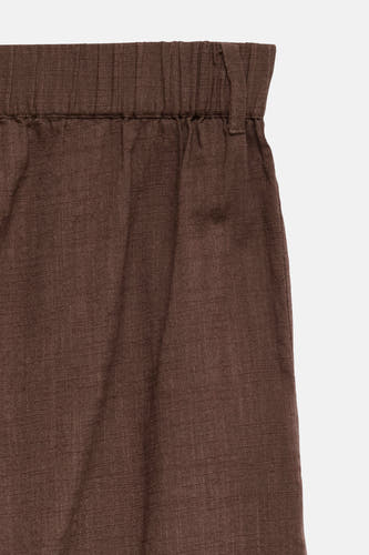 Bruine korte broek van VERO MODA® met elastische tailleband en fijne textuur, close-up voorzijde