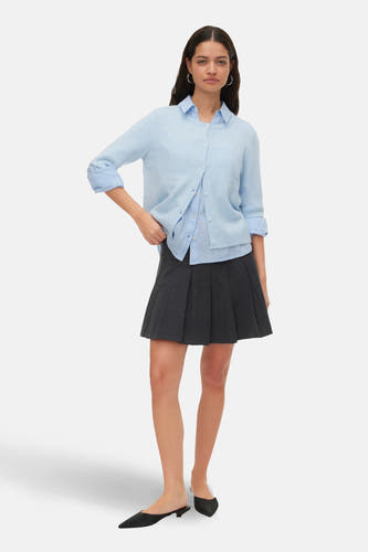 Blauw vest van VERO MODA, gedragen met een lichtblauw overhemd en een grijze plooirok.