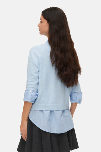 Blauw vest van VERO MODA, met lange mouwen gedragen over een lichtblauw overhemd en een donkergrijze rok.
