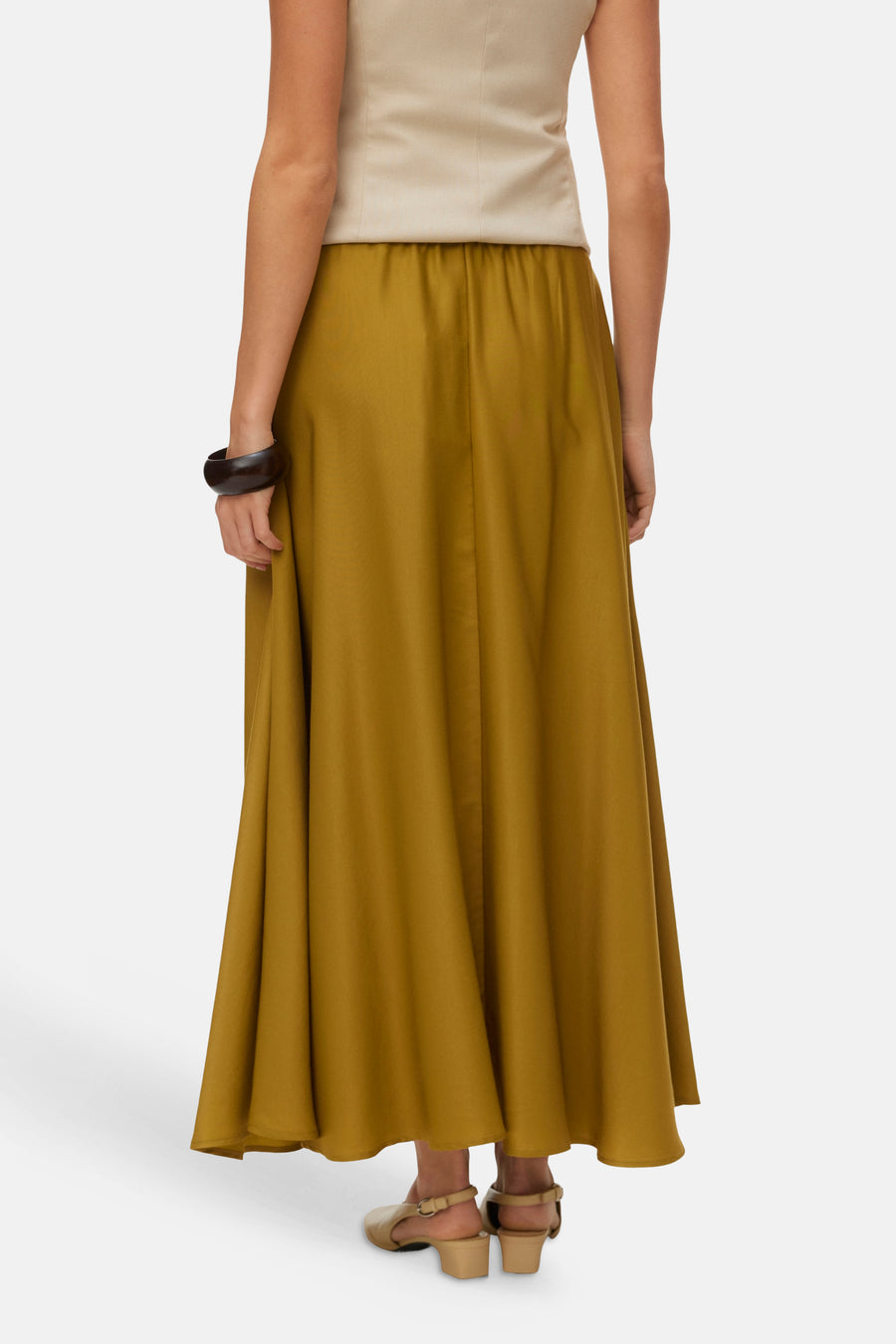 Mosterdgroene lange rok van VERO MODA met elastische tailleband en wijdvallende snit, gezien vanaf de achterkant.
