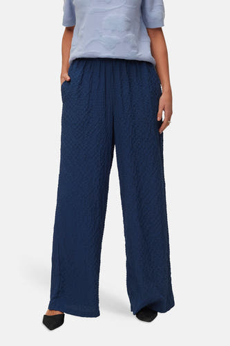 Blauwe broek van VERO MODA met een textuur, losse pasvorm en steekzakken.
