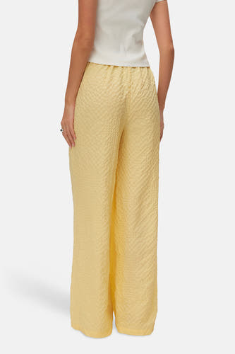 Gele broek van VERO MODA®, met een geweven textuur en wijde pijpen.